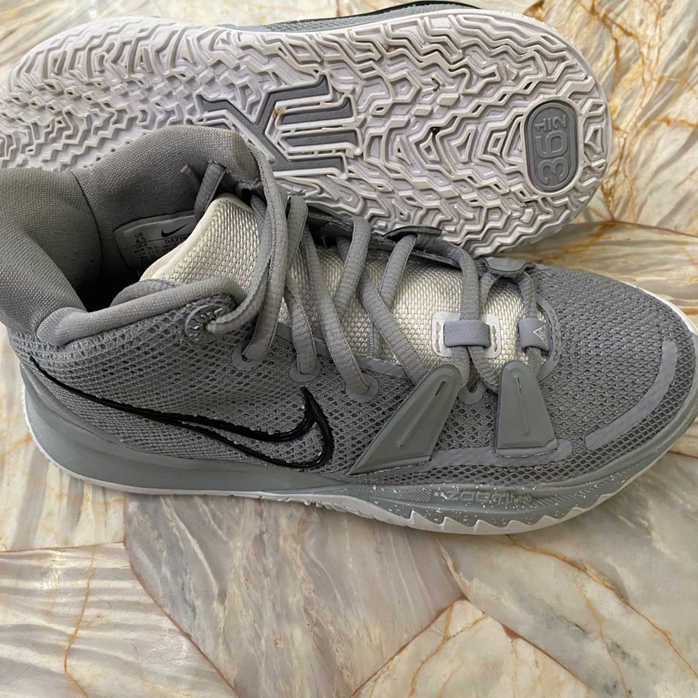 Nike Kyrie 7 big boys youth size 4.5 wolf grey